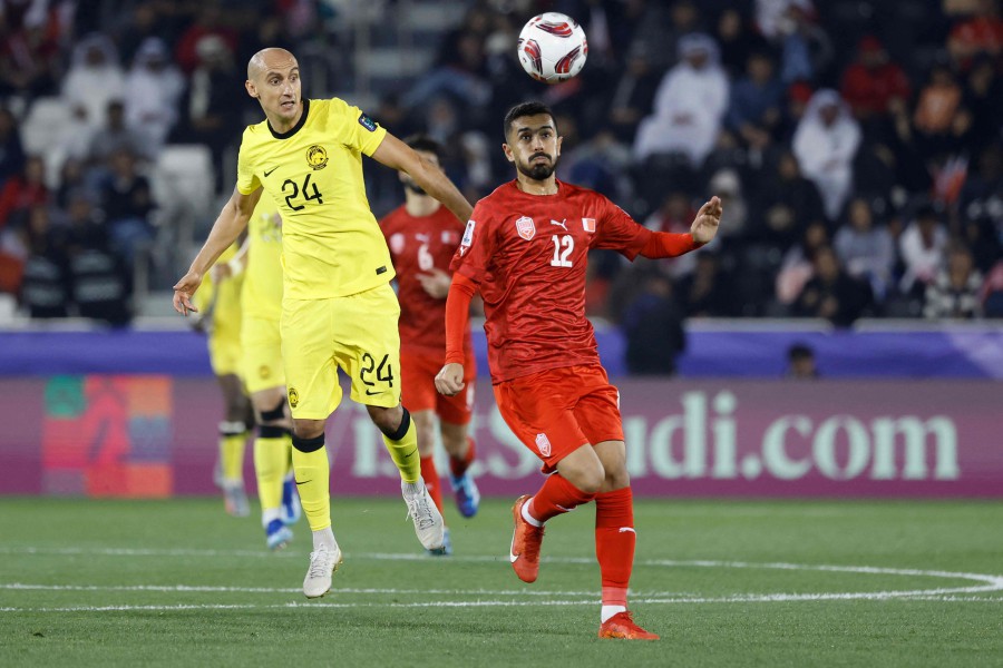  Liridon Krasniqi has defended Harimau Malaya’s Natxo Insa (left), a subject of criticism for his subdued performance in the 1-0 defeat to Bahrain in the Asian Cup. - AFP pic