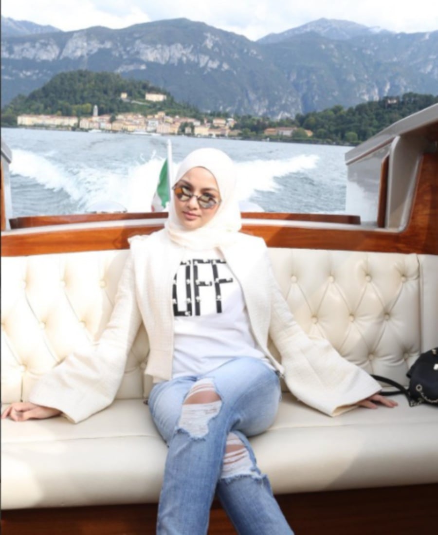 (Showbiz) Actress-TV host Neelofa's ripped jeans got many 