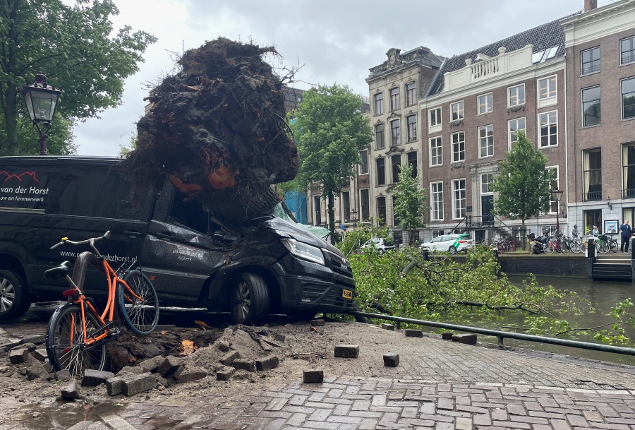 'Strongest' Dutch Summer Storm Kills One, Scrambles Flights | New ...