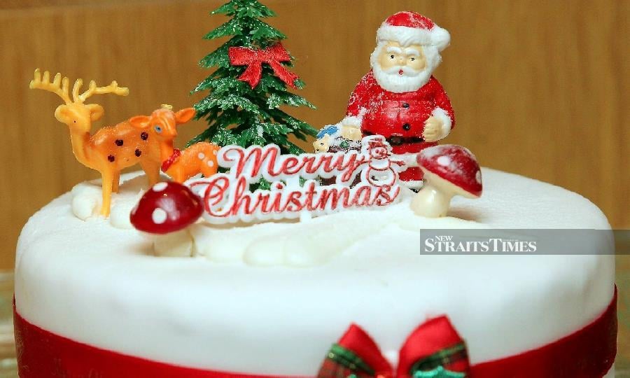 Jakim has denied banning a bakery, which holds a halal certificate from having Christmas greetings on their cakes and other food products. - NSTP file pic