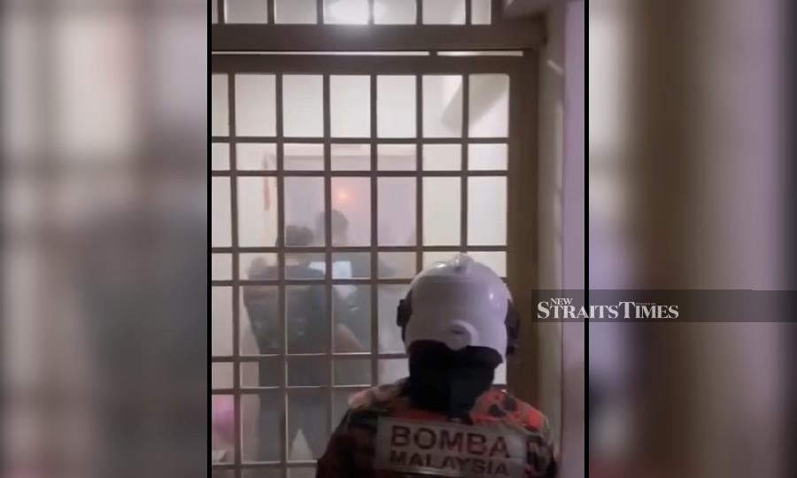 A screengrab from a viral video shows authorities at the suspect’s home after he ran amok and threatened to detonate three gas cylinders in Jalan Gangsa, Jelutong.
