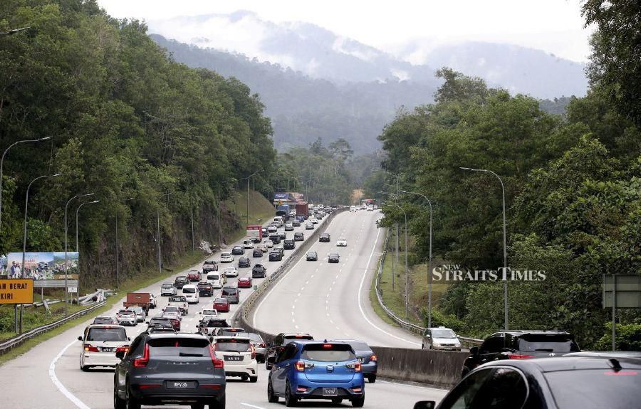 GENTING HIGHLANDS: Traffic was bumper-to-bumper at the KL - Karak Highway as people returned to their hometown for the holidays. - NSTP/EIZAIRI SHAMSUDIN