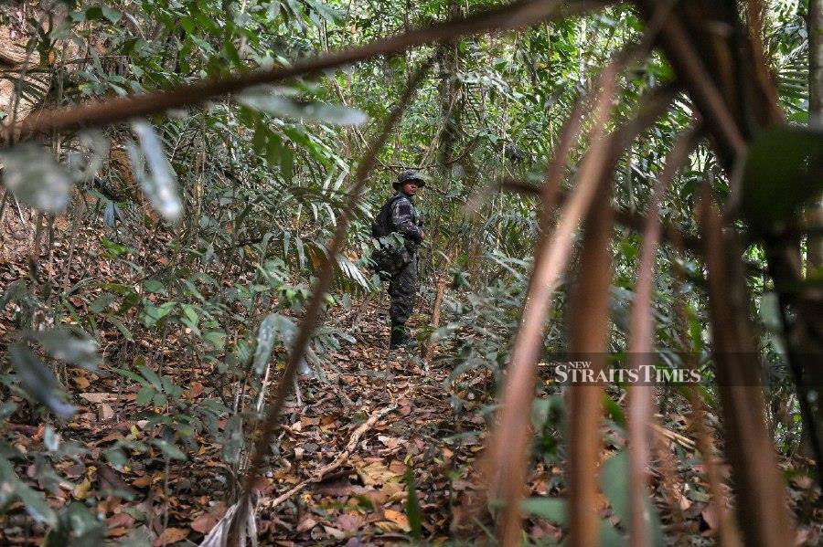 PADANG BESAR: General Operations Force (PGA) personnel conducting patrols along the Malaysia-Thailand border near Bukit Wang Burma, Wang Kelian, which was previously in the spotlight due to the discovery of camps and graves of human trafficking victims. -- BERNAMA PIC