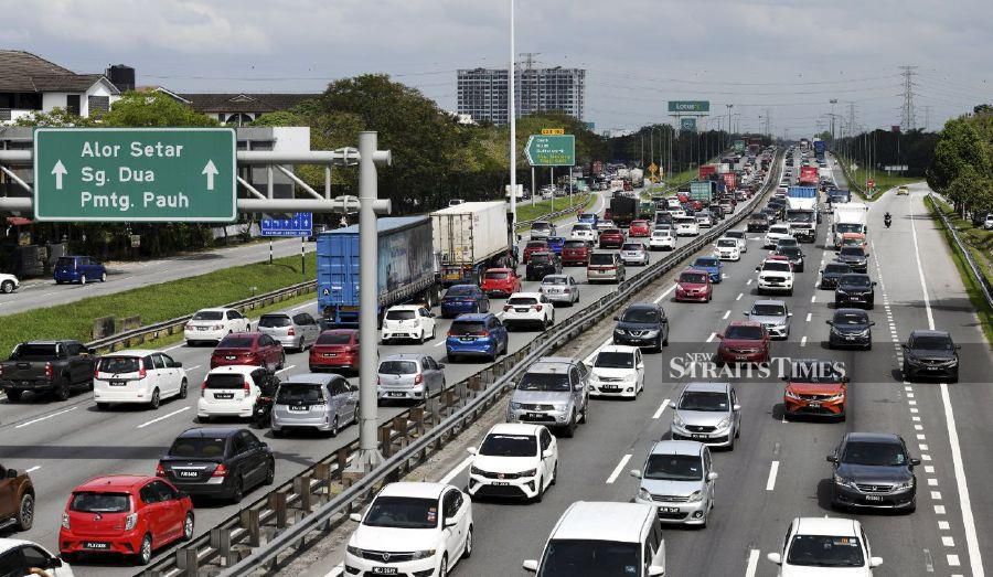 BUTTERWORTH: The North South Highway exit at Jalan Seberang Jaya was congested following the increase in the number of vehicles entering the state for the Christmas festive period.- BERNAMA PIC
