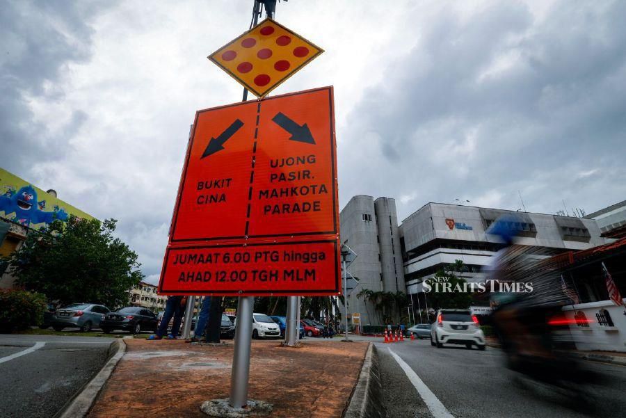 MELAKA: Road users had to divert their vehicles following road closures in conjunction with the Vehicle Free Zone in Banda Hilir today. The closure involves the intersection of Jalan Laksamana and Jalan Banda Kaba, Lorong Chan Koon Cheng and Jalan Chan Koon Cheng until Hotel Equatorial. The roads will be closed for 54 hours from 6 pm Friday to midnight Sunday.- BERNAMA PIC