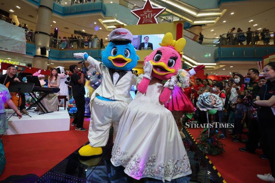 PETALING JAYA: Two mascots of Sunway Theme Park, Captain Quack and Lady Quack 'tying the knot' during Sunway's 50th Anniversary celebration at Sunway Pyramid. -- BERNAMA PIC