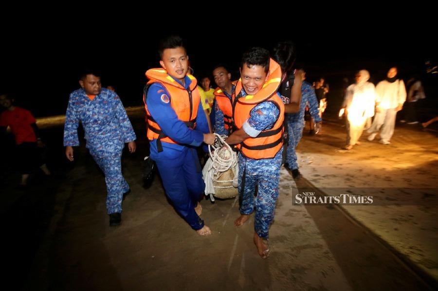KOTA KINABALU: Members of the Civil Defence Force (APM) in Kota Kinabalu successfully captured a crocodile, with the help of Gaya Island's residents. The crocodile, measuring 12 feet in length and weighing over 400 kilogrammes, often appeared in the Lok Baru village on the island. - NSTP/MOHD ADAM ARININ