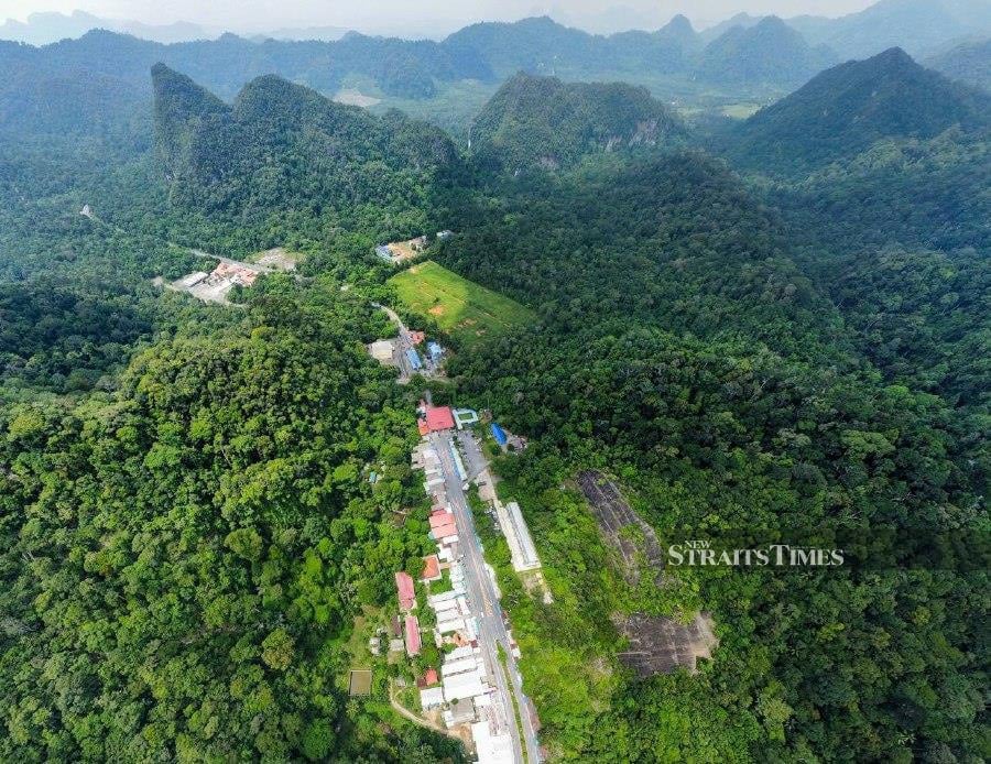 WANG KELIAN: The Malaysia-Thailand border, separated only by forest, makes detecting oil smuggling activities challenging. - NSTP/WAN NABIL NASIR 