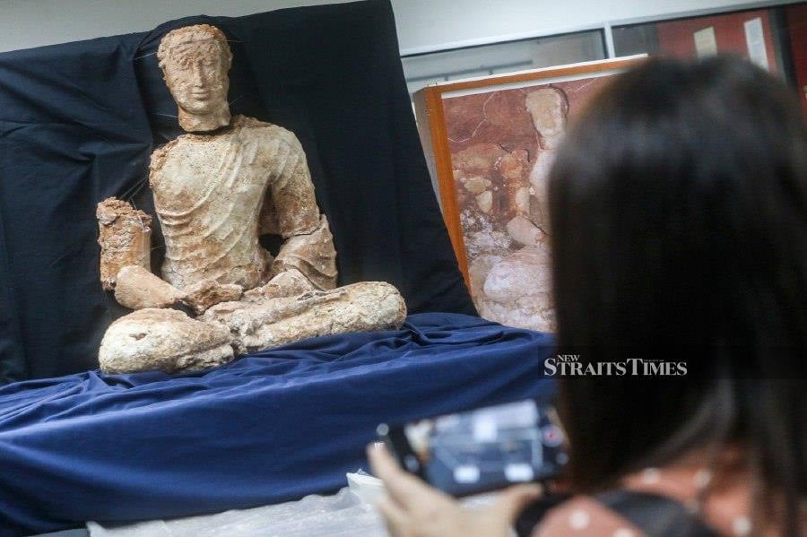 GEORGETOWN: The Global Archaeological Research Centre team (PPAG) from Universiti Sains Malaysia (USM) discovered a complete human-shaped statue at the Bukit Choras Archaeological Heritage Site, Yan, Kedah. It is currently temporarily housed at the PPAG USM laboratory for comprehensive conservation work. - NSTP/DANIAL SAAD