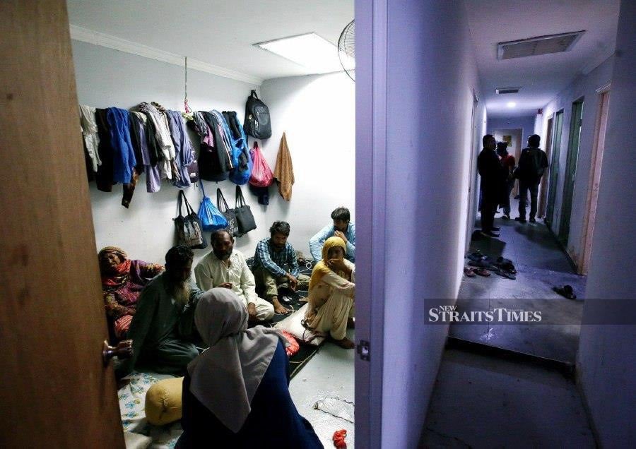 KUALA LUMPUR: Officers and members of the Malaysian Immigration Department (JIM) during Ops Selamat at a premises on Jalan Ipoh housing foreign beggars. - NSTP/EIZAIRI SHAMSUDIN 