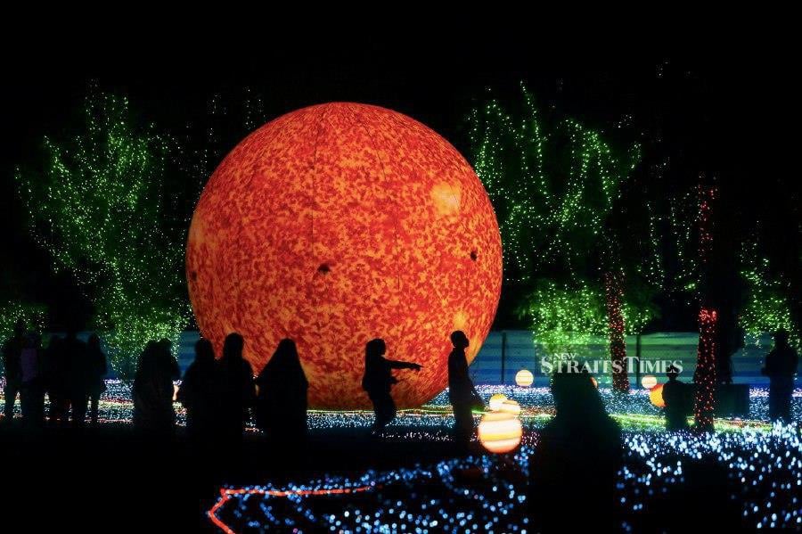 PEKAN: The public did not miss the opportunity to visit the Luna Light Wonderland 2024 exhibition at Sultan Abu Bakar Lake Park, Pekan. - NSTP/LUQMAN HAKIM ZUBIR 