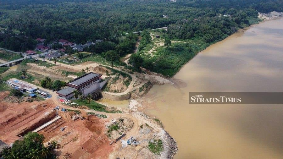 KOTA BARU: A survey at the bottom of the Kelantan River revealed that the stone slab, over 20 metres in length, is covering the pump house entrance at Kemubu due to the dry season. - NSTP/NIK ABDULLAH NIK OMAR 