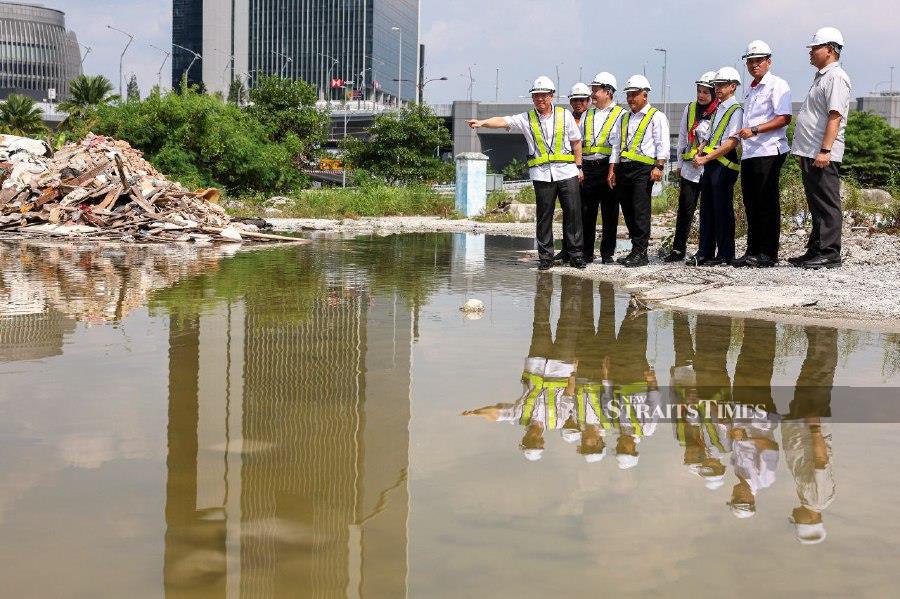 KUALA LUMPUR -- Housing and Local Government minister Nga Kor Ming points to the area where illegal waste disposal took place during the operation to clean and close illegal dumping sites along Jalan Davis. -- BERNAMA PIC