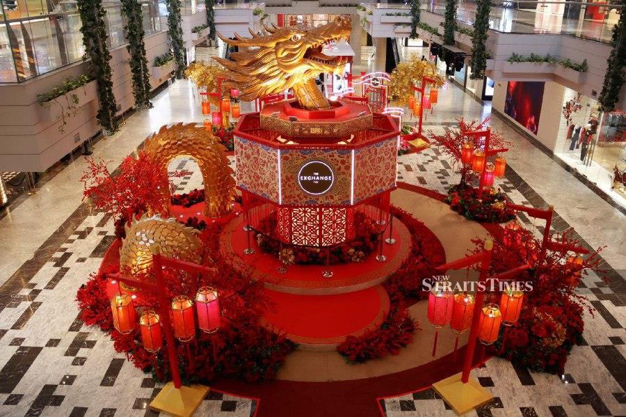 KUALA LUMPUR – Head turning Chinese New Year decorations add to the festive vibe and feel at one of the city’s newest landmarks for both city dwellers and tourists, the Tun Razak Exchange (TRX). – NSTP / AIMAN DANIAL 