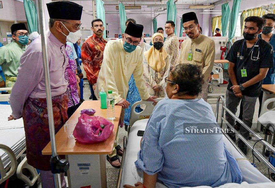 KUALA LUMPUR: Prime Minister Datuk Seri Anwar Ibrahim visiting patients in conjunction with Hari Raya Aidilfitri at Hospital Kuala Lumpur (HKL). BERNAMA PIC