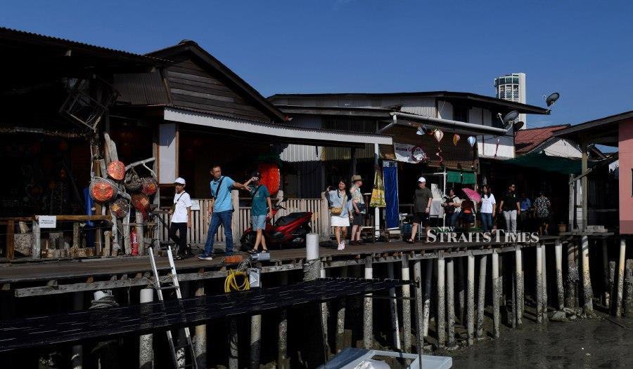 GEORGETOWN: The public visiting Chew Jetty at Weld Quay during the Aidilfitri public holiday. BERNAMA PIC