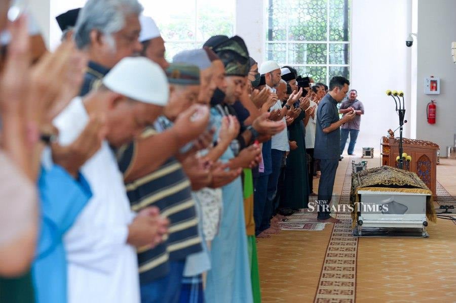 KUALA LUMPUR: The funeral prayer for the late former Director-General of Dewan Bahasa dan Pustaka (DBP), Datuk Dr. Firdaus Abdullah, led by his son Falahi Sarisatriya, at Kampung Baru Mosque. - NSTP/ASWADI ALIAS.