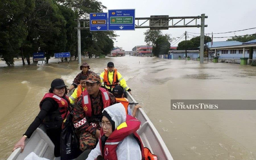 KOTA TINGGI: Rescue teams evacuate flood victims in Kota Tinggi, Johor. -- NSTP/NUR AISYAH MAZALAN