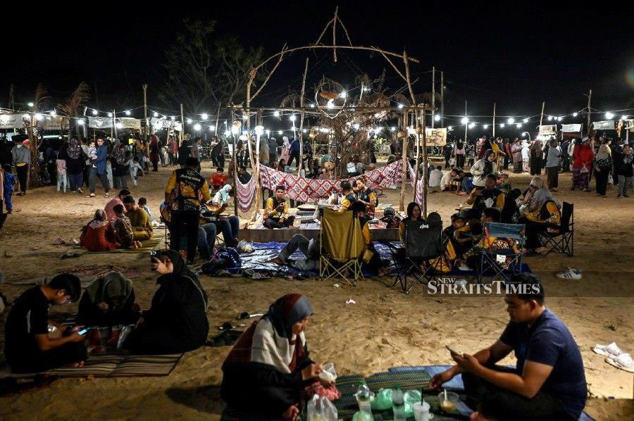 KUALA TERENGGANU: Residents gathering on the Pandak Beach for 'moreh' and 'sahur'.-- BERNAMA PIC