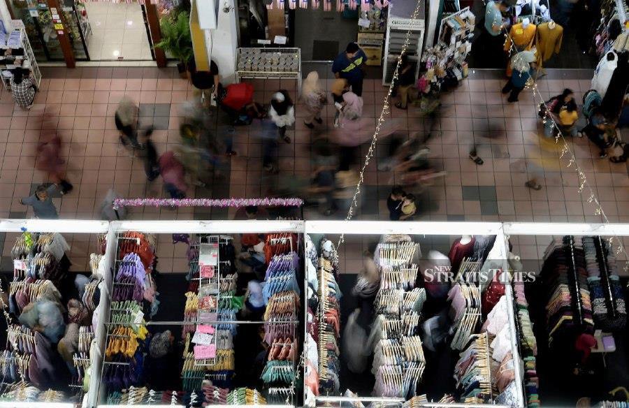 SHAH ALAM: People shopping at PKNS Complex, Section 14 in preparation for the upcoming Hari Raya Aidilfitri next month. -- BERNAMA PIC