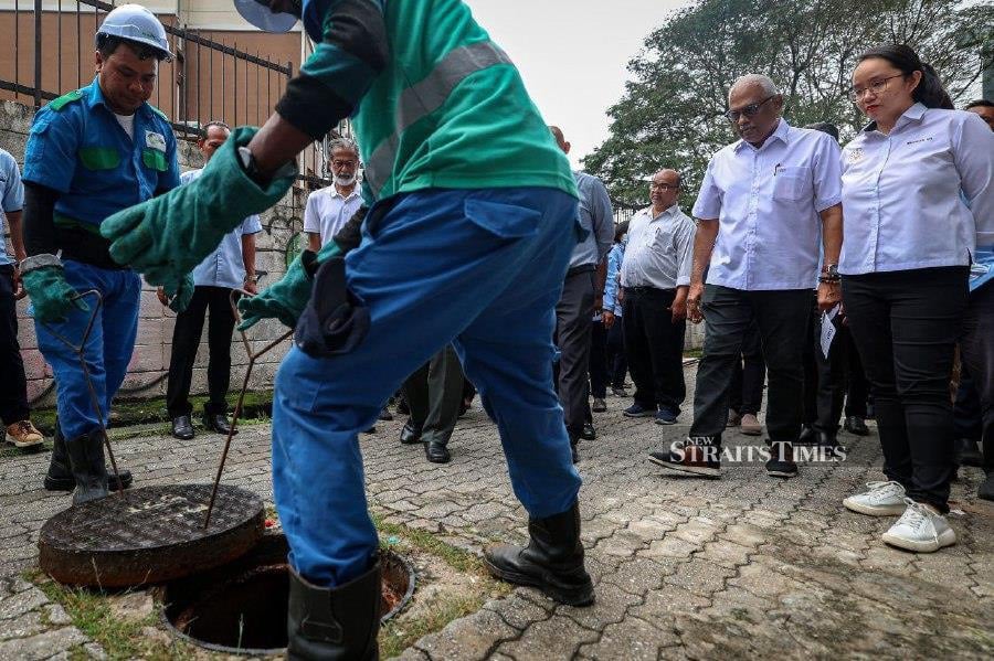 SUBANG JAYA: The Chairman of the National Water Services Commission (SPAN), Charles Santiago (Second from the right), visitS the site of a reservoir pipeline repair project in Subang Jaya on Tuesday (January 9). -- BERNAMA PIC