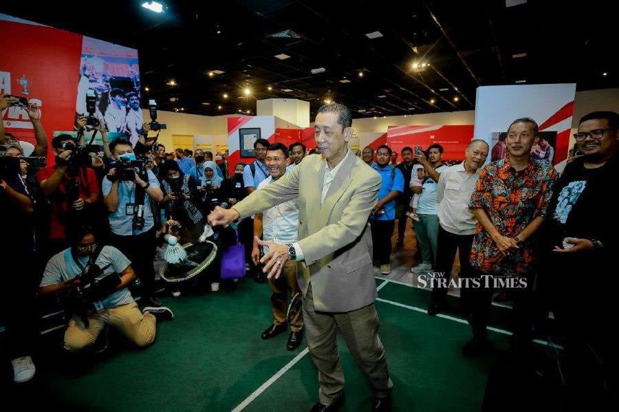 SHAH ALAM: National Badminton Legend Datuk (Dr) Misbun Sidek executes a serve as part of the launch gimmick at the Sidek Brothers Exhibition: Legends of National Badminton at the Sultan Alam Museum here on Tuesday (January 9). -- NSTP/ASYRAF HAMZAH