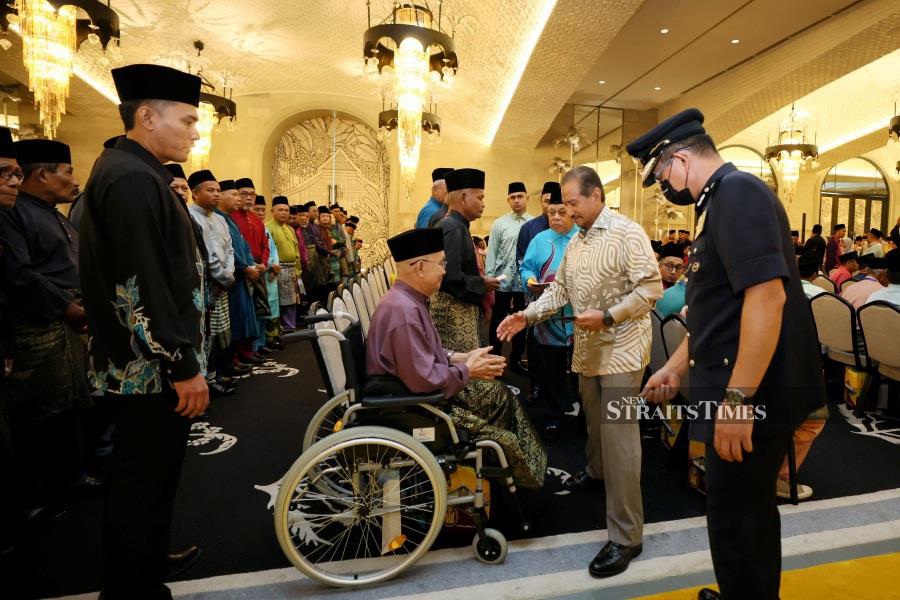 KUALA TERENGGANU: Sultan Terengganu, Sultan Mizan Zainal Abidin (second from right), handed out contributions to the poor, school and madrasah students, as well as veterans of the Malaysian Armed Forces, art enthusiasts, and retired religious institution personnel at Istana Syarqiyyah, Chendering, in conjunction with Hari Raya Aidilfitri. - BERNAMA PIC