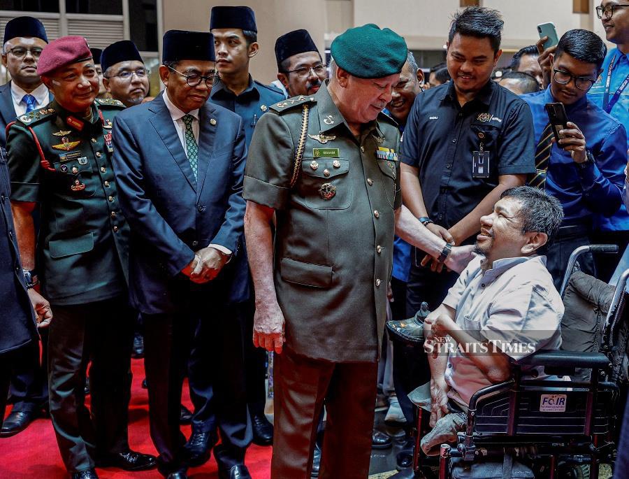 KUALA LUMPUR: His Majesty Sultan Ibrahim, King of Malaysia, interacted with the staff during his official visit to the Ministry of Defence. - BERNAMA PIC