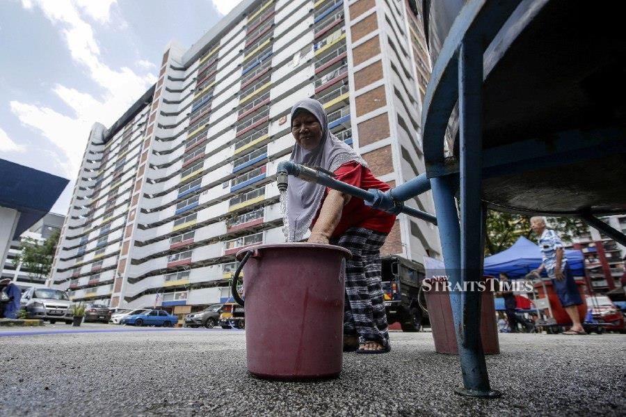 KUALA LUMPUR: A resident collecting water supplied by the City Hall (DBKL) after Block 70 of the Sri Sabah Flat in Cheras faces a water supply disruption following a fire incident. -- NSTP/AIZUDDIN SAAD
