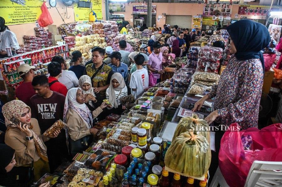 KUALA TERENGGANU: Visitors taking the opportunity during the Chinese New Year holiday to explore and shop at Kedai Payang Central Market. -- BERNAMA PIC