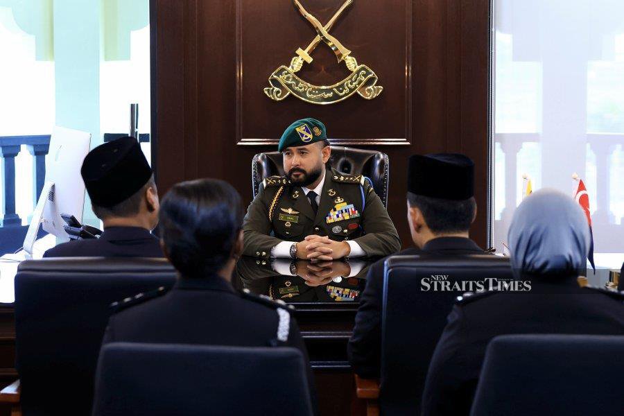 JOHOR BARU: The Regent of Johor Tunku Ismail Sultan Ibrahim chairs a meeting with Johor Menteri Besar Datuk Onn Hafiz Ghazi and senior officers to address the traffic congestion at the two land border crossings in the state. - BERNAMA PIC