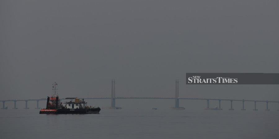 PENANG: A boat passing through the Penang Bridge appears blurry due to the haze. - BERNAMA PIC 