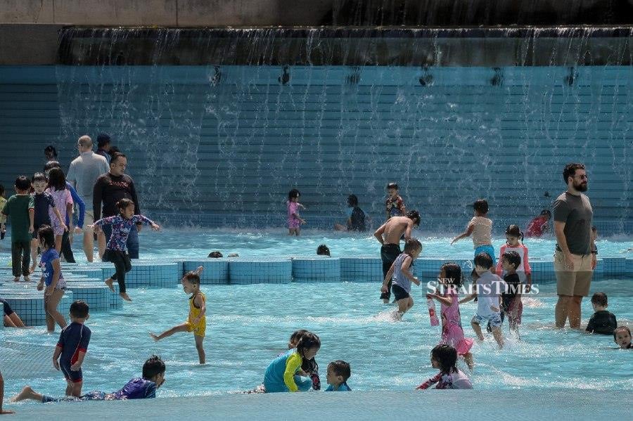 KUALA LUMPUR: City folk enjoying leisure time with their families at Suria KLCC Park. -- NSTP/ASYRAF HAMZAH