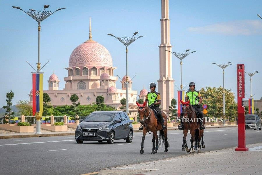 PUTRAJAYA: The Perbadanan Putrajaya Mounted Unit conducting patrols near Masjid Putra to oversee safety and enforce regulations along Persiaran Perdana. -- BERNAMA PIC