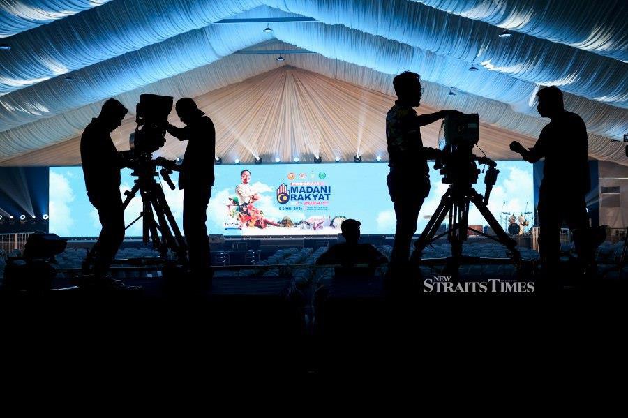 PENANG: Workers making final preparations for the Northern zone Madani Rakyat 2024 programme from Friday, May 3, until Sunday at the Sungai Nibong Festival Site. - BERNAMA PIC