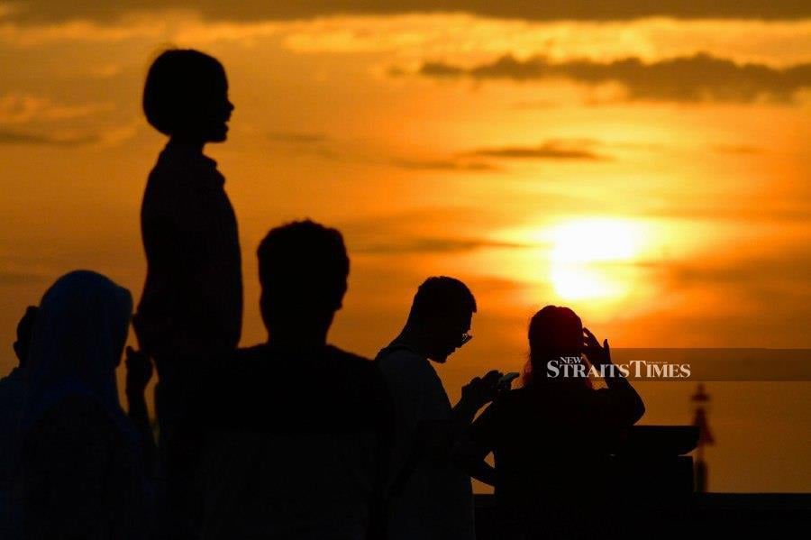KOTA KINABALU: People enjoying the sunset from Todak Waterfront. -- NSTP/MOHD ADAM ARININ