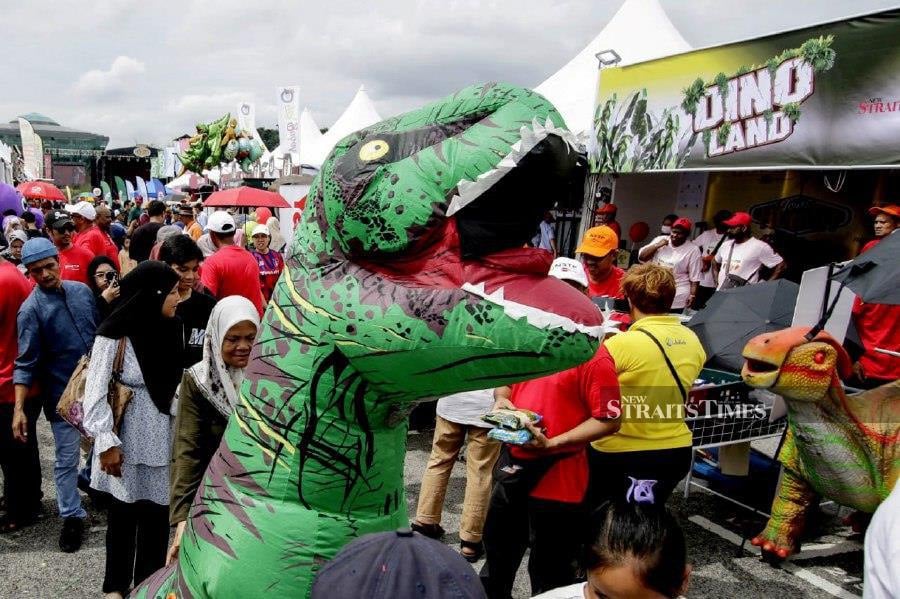 PUTRAJAYA: The captivating appearance of dinosaurs drew the attention of visitors to the Dino Land NSTP booth during the Jom Heboh Raya Carnival in Putrajaya. -- NSTP/AIZUDDIN SAAD