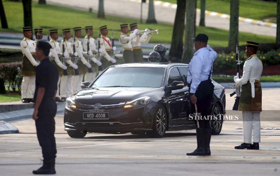 KUALA LUMPUR: The vehicle carrying Prime Minister Datuk Seri Anwar Ibrahim exiting through the main gate of Istana Negara at 5 pm after the swearing-in ceremony of new ministers this afternoon. - NSTP/EIZAIRI SHAMSUDIN