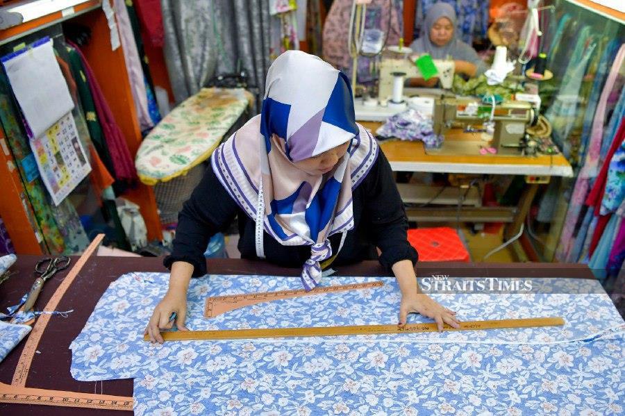 KUALA LUMPUR: Atikah Nazri, 35, owner of Atikah Nazri Tailoring, busy fulfilling her customers' orders for Eid at Medan Mara. - BERNAMA PIC