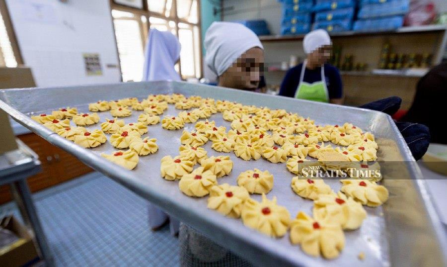 BATU GAJAH: Eid cookies produced by inmates of the Batu Gajah Moral Rehabilitation Centre. - BERNAMA PIC 