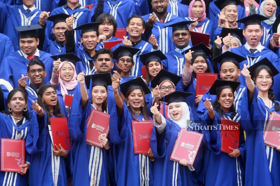 SHAH ALAM: Graduates posing for a group picture after MSU College's 26th Convocation Ceremony at Dewan Canselor, MSU Shah Alam. STR / FAIZ ANUAR