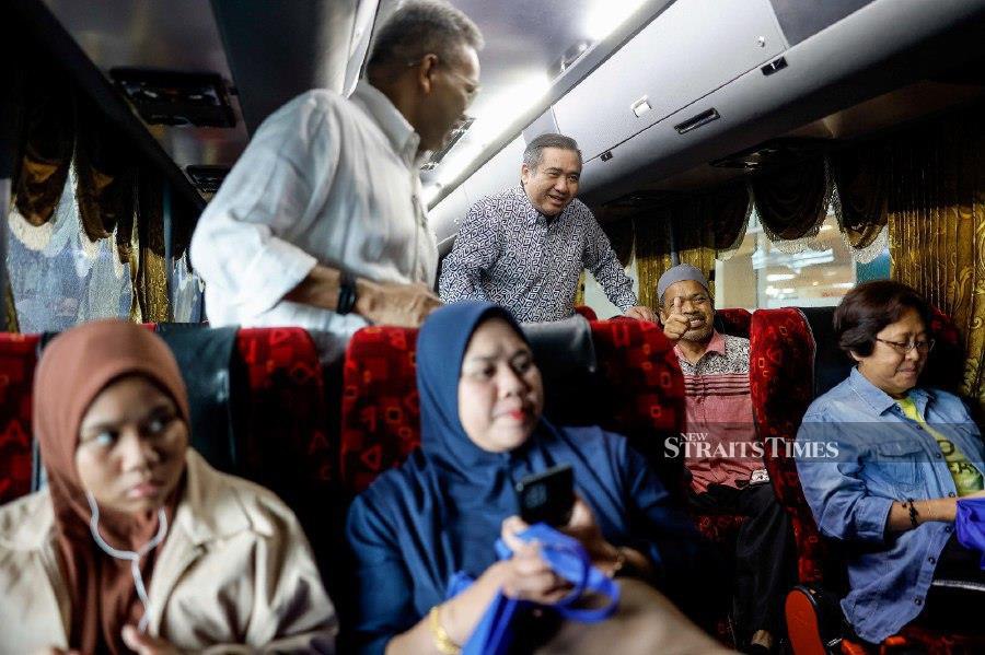 KUALA LUMPUR: Transport Minister Anthony Loke mingling with the public during his working visit to the Southern Integrated Terminal (TBS). - BERNAMA PIC