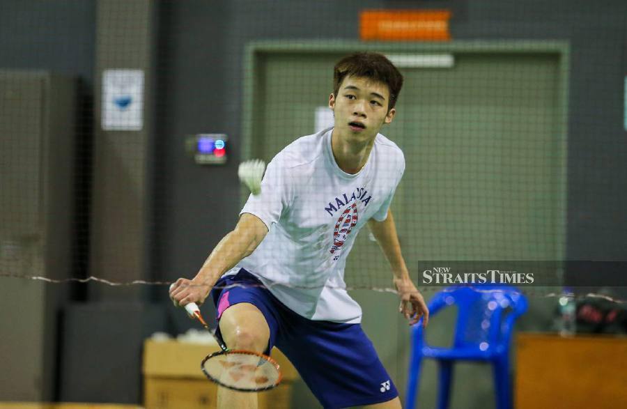 National shuttlers Ng Tze Yong (pic), Chen Tang Jie, Toh Ee Wei, Pearly Tan and M. Thinaah must start believing and playing like top 10 players in the world. - NSTP file pic