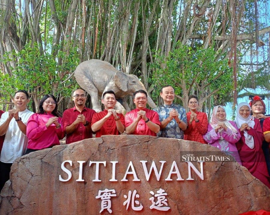 Housing and Local Government Minister Nga Kor Ming (5th from left) will meet Umno leaders to discuss his proposal to nominate new Chinese villages in Selangor as Unesco World Heritage Sites. - NSTP/MUHAMAD LOKMAN KHAIRI.