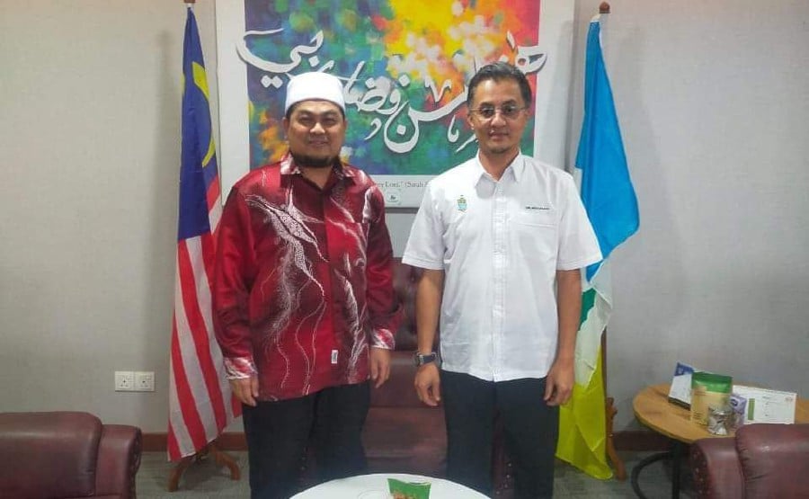Penang Deputy Chief Minister I Datuk Dr Mohamad Abdul Hamid (right) received a courtesy call from the new Penang Mufti Associate Professor Dr Mohd Sukki Othman. Pic courtesy of Datuk Dr Mohamad Abdul Hamid’s office