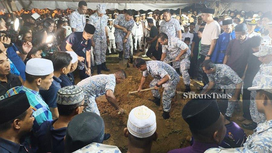 Her remains arrived at the Kampung Damak Islamic Cemetery, Sungai Bayor here, at 7.50pm for prayers before the burial ceremony which was carried out according to the tradition of the  Royal Malaysian Navy (RMN). - NSTP/SHAIIFUL SHAHRIN AHMAD PAUZI