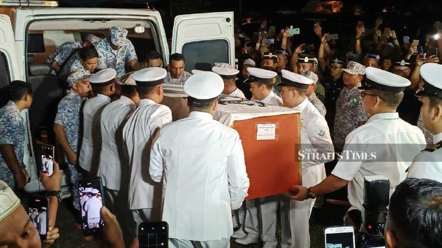 The remains of Warrant Officer Noorfarahimi Mohd Saedy, were laid to rest at 9pm today. - NSTP/SHAIIFUL SHAHRIN AHMAD PAUZI