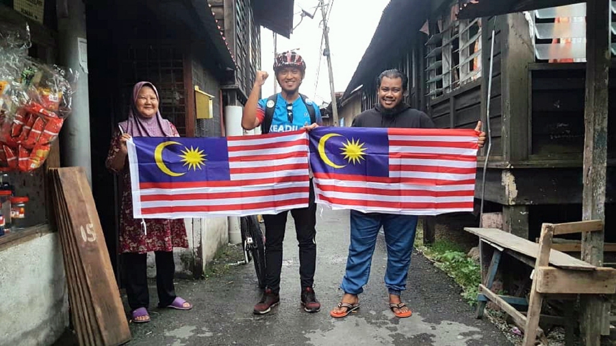  Having started on Tuesday, Kuala Perlis assemblyman Nor Azam Karap has been cycling to every corner of his constituency to hand out the Jalur Gemilang to the public and he plans to hand out 1,000 flags to residents of Kuala Perlis throughout this month. Pix courtesy of Kuala Perlis assemblyman’s office 