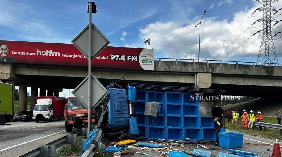 A mechanic repairing a faulty truck was killed in a three-vehicle collision on the North-South Expressway near the Sungai Buaya toll exit, today. - NSTP/ courteisy of PDRM