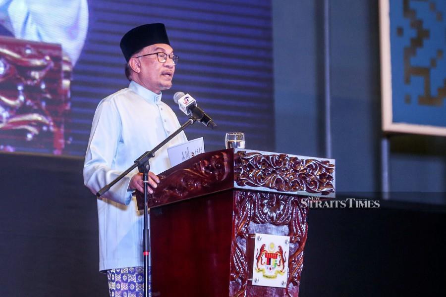 Prime Minister Datuk Seri Anwar Ibrahim challenged past leaders, who amassed wealth when they were leading the country, to surrender half of what they had gained to the Malays if they were truly sincere in helping the community. -NSTP/DANIAL SAAD